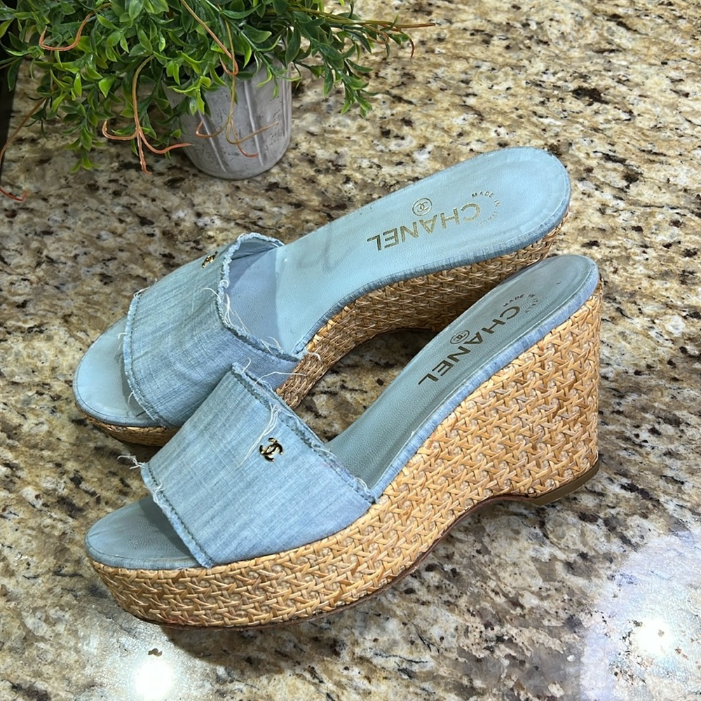 CHANEL Blue Light Denim Fabric Open Toe Raffia Wedge Platform Slide Sandals 39.5